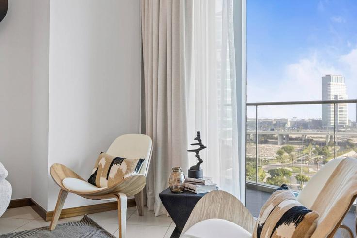Salle de séjour élégante avec mobilier moderne dans un appartement à Building Festival Boulevard - wyz-rent-holiday-homes-llc - 1460234 à Al Kheeran, Dubai