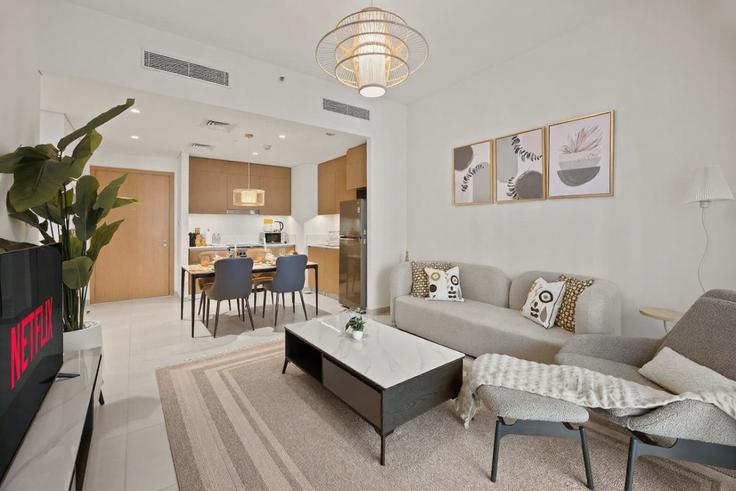Elegante sala de estar con mobiliario moderno en un apartamento en Building Tariaq Bedon Esm - wyz-rent-holiday-homes-llc - 1460221 en Al Kheeran First, Dubai