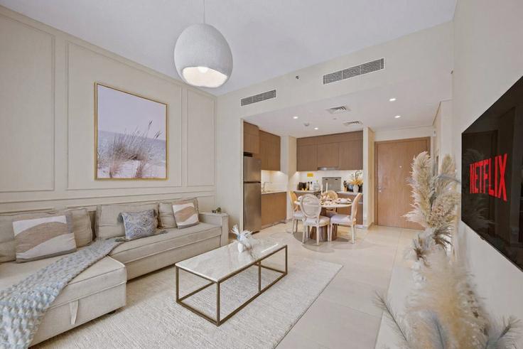 Al Kheeran First, Dubai에 위치한 Building Tariaq Bedon Esm - wyz-rent-holiday-homes-llc - 1460222 유닛의 세련된 인테리어가 돋보이는 거실 Al Kheeran First, Dubai에 위치한 Building Tariaq Bedon Esm - wyz-rent-holiday-homes-llc - 1460222 유닛의 세련된 인테리어가 돋보이는 거실