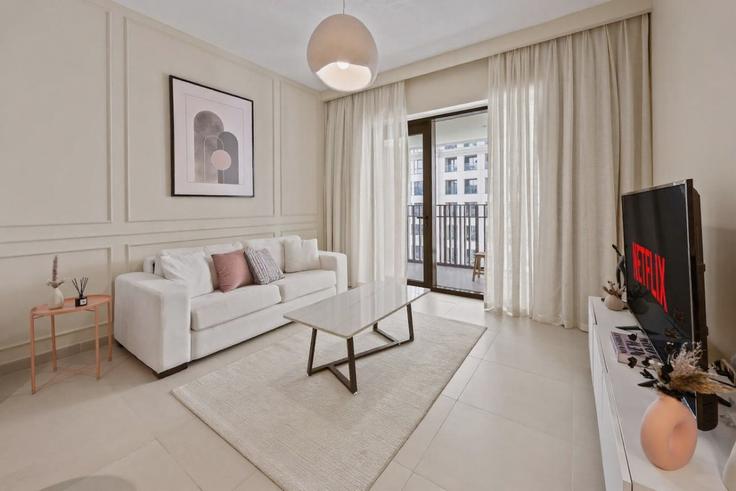 Building Tariaq Bedon Esm - wyz-rent-holiday-homes-llc - 1460223 adresindeki bir dairede modern mobilyalarla zarif bir şekilde tasarlanmış oturma odası Al Kheeran First, Dubai Building Tariaq Bedon Esm - wyz-rent-holiday-homes-llc - 1460223 adresindeki bir dairede modern mobilyalarla zarif bir şekilde tasarlanmış oturma odası Al Kheeran First, Dubai