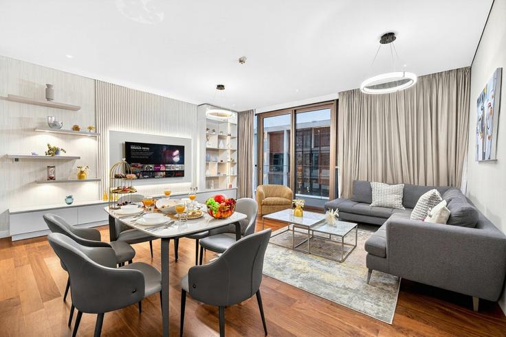 Dubai Al WaslのBuilding Tariaq Bedon Esm - wyz-rent-holiday-homes-llc - 1460255のアパートメントにある、モダンな家具を備えたエレガントなデザインのリビングルーム