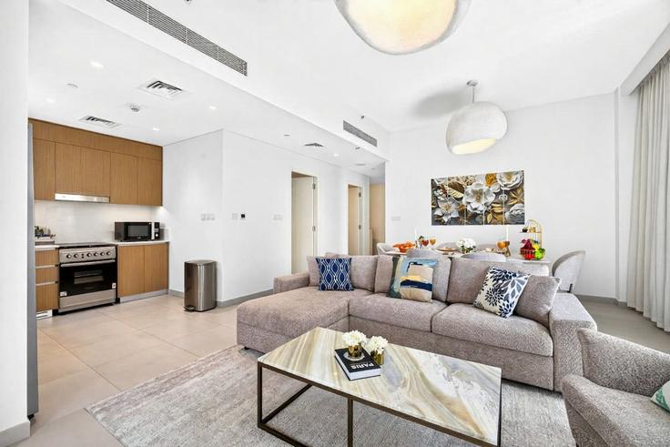 Dubai Al Kheeran FirstのBuilding Tariaq Bedon Esm - wyz-rent-holiday-homes-llc - 1579747のアパートメントにある、モダンな家具を備えたエレガントなデザインのリビングルーム Dubai Al Kheeran FirstのBuilding Tariaq Bedon Esm - wyz-rent-holiday-homes-llc - 1579747のアパートメントにある、モダンな家具を備えたエレガントなデザインのリビングルーム