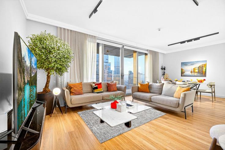 Building Dubai Fountain Street - wyz-rent-holiday-homes-llc - 1460208 adresindeki bir dairede modern mobilyalarla zarif bir şekilde tasarlanmış oturma odası Downtown Dubai, Dubai