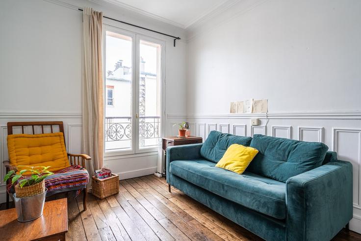 Salle de séjour élégante avec mobilier moderne dans un appartement à Building Rue Pierre l'Ermite - xacco-global-hospitalities - 1502546 à 18th arrondissement, Paris
