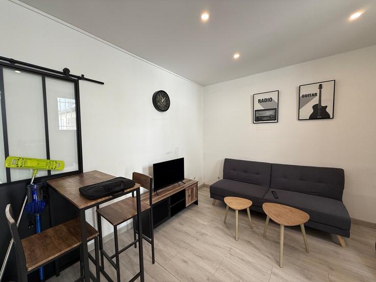 Paris 13th arrondissementのBuilding Voie Y/13 - xacco-global-hospitalities - 1366372のアパートメントにある、モダンな家具を備えたエレガントなデザインのリビングルーム