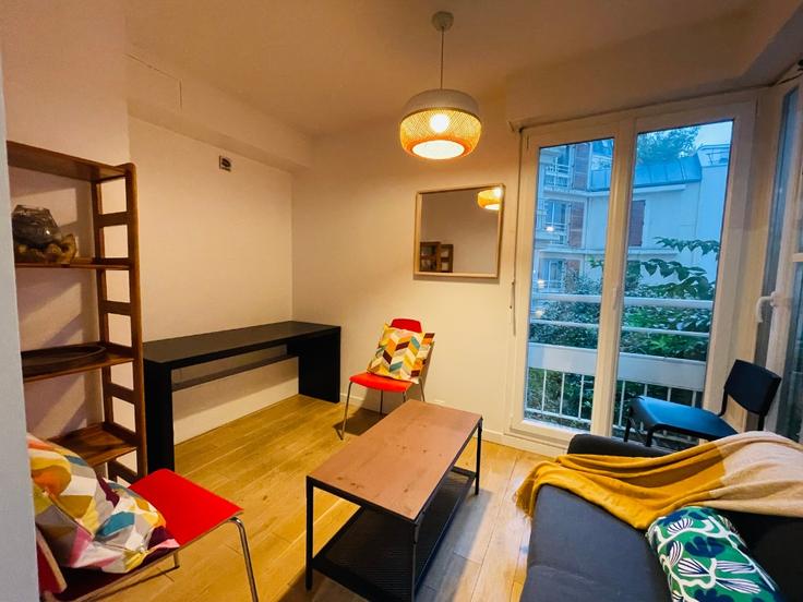 Paris 11th arrondissementのBuilding Boulevard Jules Ferry - xacco-global-hospitalities - 1262040 - PARのアパートメントにある、モダンな家具を備えたエレガントなデザインのリビングルーム
