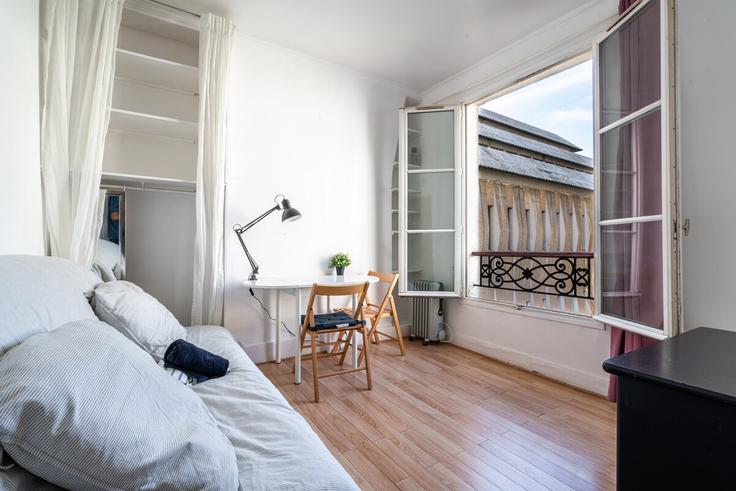 Elegante sala de estar con mobiliario moderno en un apartamento en Building Rue Victor Massé - xacco-global-hospitalities - 1569636 en 9th arrondissement, Paris Elegante sala de estar con mobiliario moderno en un apartamento en Building Rue Victor Massé - xacco-global-hospitalities - 1569636 en 9th arrondissement, Paris