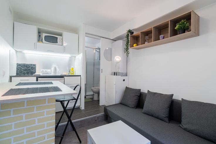 Salle de séjour élégante avec mobilier moderne dans un appartement à Building Rue Véron - xacco-global-hospitalities - 1077083 - PAR à 18th arrondissement, Paris