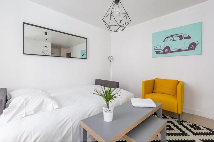 Elegante sala de estar con mobiliario moderno en un apartamento en Building Avenue de Flandre - xacco-global-hospitalities - 1256938 - PAR en 19th arrondissement, Paris