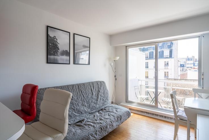 Sala de estar elegantemente projetada com móveis modernos em um apartamento no Building Avenue de Villiers - xacco-global-hospitalities - 1257063 - PAR em 17th arrondissement, Paris