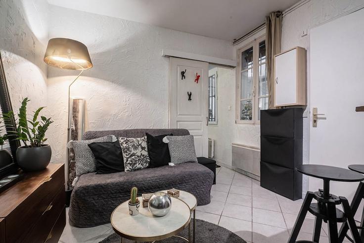 Salle de séjour élégante avec mobilier moderne dans un appartement à Building Rue Berthe - xacco-global-hospitalities - 1536674 à 18th arrondissement, Paris Salle de séjour élégante avec mobilier moderne dans un appartement à Building Rue Berthe - xacco-global-hospitalities - 1536674 à 18th arrondissement, Paris