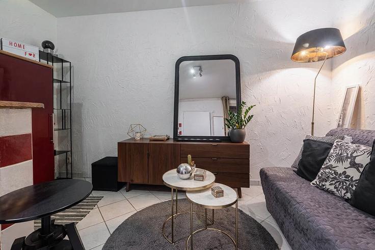 Sala de estar elegantemente projetada com móveis modernos em um apartamento no Building Rue Berthe - xacco-global-hospitalities - 1536674 em 18th arrondissement, Paris Sala de estar elegantemente projetada com móveis modernos em um apartamento no Building Rue Berthe - xacco-global-hospitalities - 1536674 em 18th arrondissement, Paris