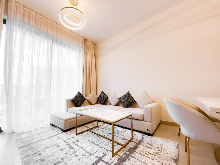 Salle de séjour élégante avec mobilier moderne dans un appartement à Building Tariaq Bedon Esm - xiq-vacation-homes - 1496932 à Al Barsha South Third, Dubai