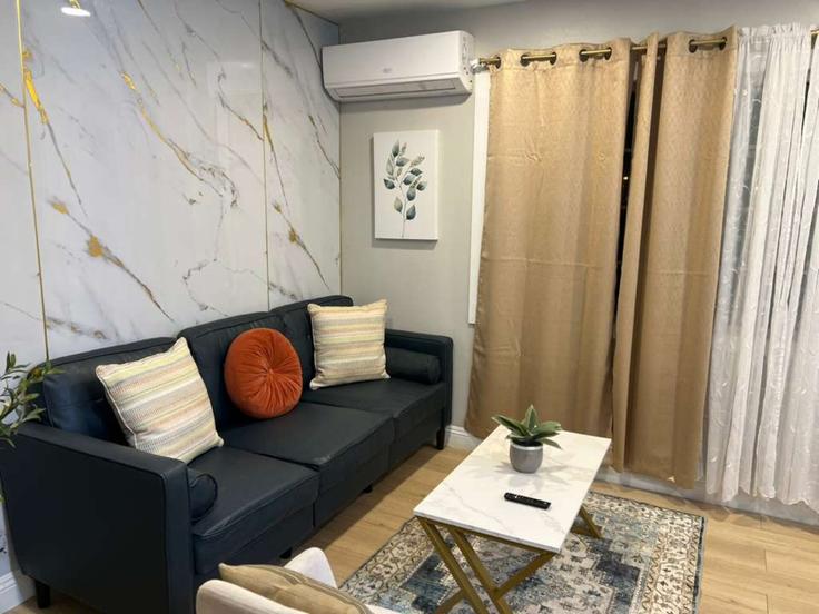 La Presa La PresaのBuilding Gillespie Drive - xlnc-llc - 1471808のアパートメントにある、モダンな家具を備えたエレガントなデザインのリビングルーム La Presa La PresaのBuilding Gillespie Drive - xlnc-llc - 1471808のアパートメントにある、モダンな家具を備えたエレガントなデザインのリビングルーム