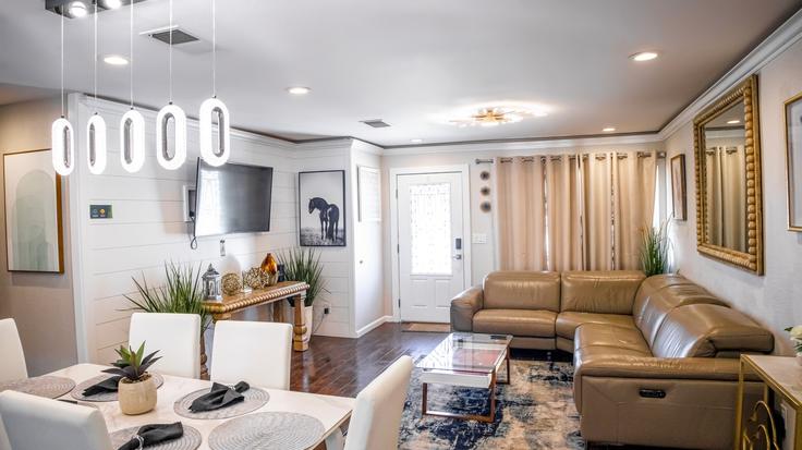 Building Sunnyside Avenue - xlnc-llc - 1471797 adresindeki bir dairede modern mobilyalarla zarif bir şekilde tasarlanmış oturma odası San Diego, San Diego