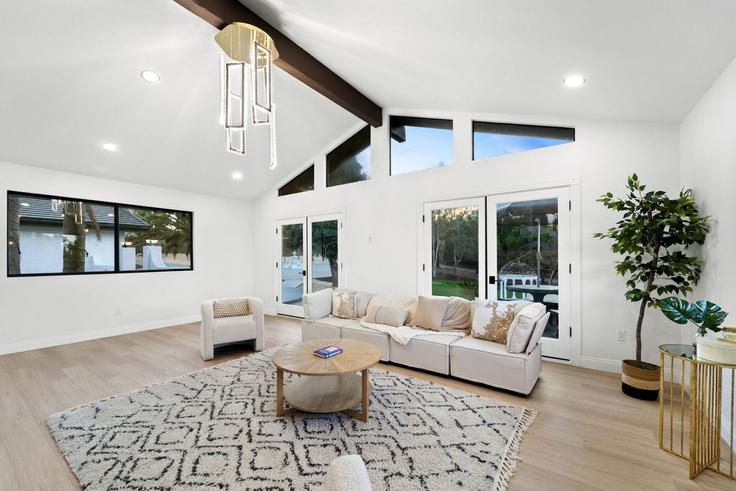Sala de estar elegantemente projetada com móveis modernos em um apartamento no Building Fairview Drive - xlnc-llc - 1471792 em Vista, Vista