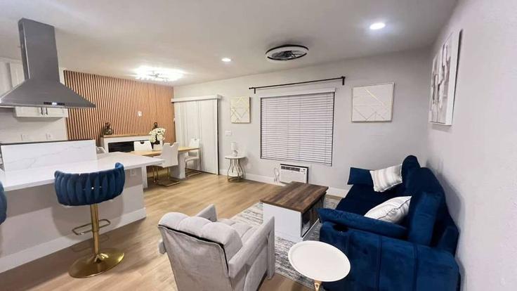 Elegant gestaltetes Wohnzimmer mit moderner Einrichtung in einer Wohnung im Building Carroll Canyon Road - xlnc-llc - 1514396 in San Diego, San Diego Elegant gestaltetes Wohnzimmer mit moderner Einrichtung in einer Wohnung im Building Carroll Canyon Road - xlnc-llc - 1514396 in San Diego, San Diego