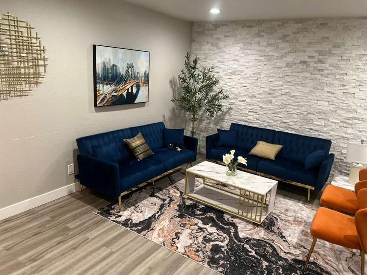 Elegant gestaltetes Wohnzimmer mit moderner Einrichtung in einer Wohnung im Building Rexview Drive - xlnc-llc - 1471802 in San Diego, San Diego