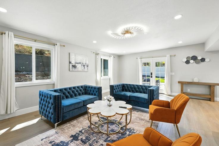 Elegante sala de estar con mobiliario moderno en un apartamento en Building Witt Road - xlnc-llc - 1471807 en Poway, Poway