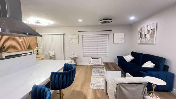 Salle de séjour élégante avec mobilier moderne dans un appartement à Building Carroll Canyon Road - xlnc-llc - 1514396 à San Diego, San Diego