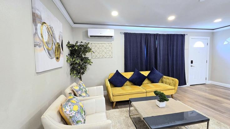 La Presa La PresaのBuilding Gillespie Drive - xlnc-llc - 1471793のアパートメントにある、モダンな家具を備えたエレガントなデザインのリビングルーム La Presa La PresaのBuilding Gillespie Drive - xlnc-llc - 1471793のアパートメントにある、モダンな家具を備えたエレガントなデザインのリビングルーム