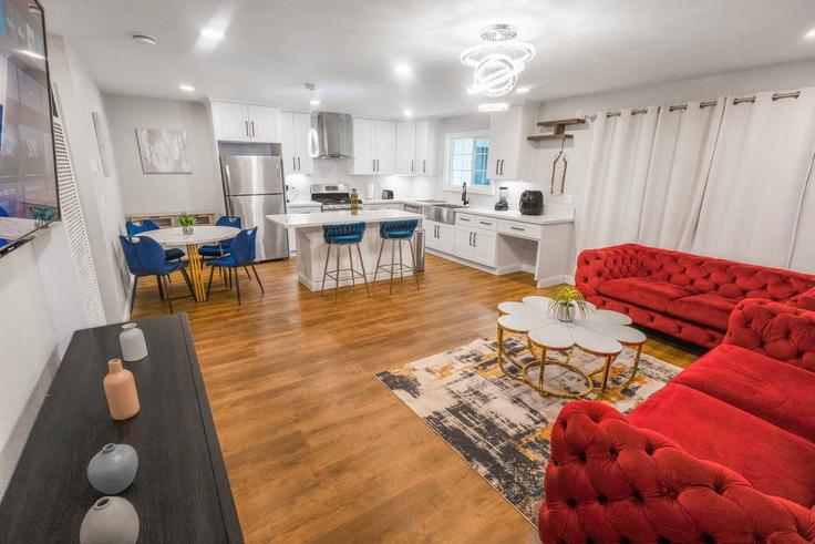 Building Gillespie Drive - xlnc-llc - 1471804 adresindeki bir dairede modern mobilyalarla zarif bir şekilde tasarlanmış oturma odası La Presa, La Presa Building Gillespie Drive - xlnc-llc - 1471804 adresindeki bir dairede modern mobilyalarla zarif bir şekilde tasarlanmış oturma odası La Presa, La Presa