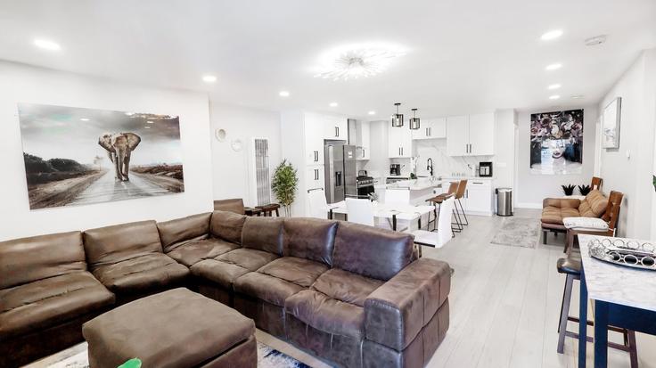 Building Gillespie Drive - xlnc-llc - 1471794 adresindeki bir dairede modern mobilyalarla zarif bir şekilde tasarlanmış oturma odası La Presa, La Presa Building Gillespie Drive - xlnc-llc - 1471794 adresindeki bir dairede modern mobilyalarla zarif bir şekilde tasarlanmış oturma odası La Presa, La Presa