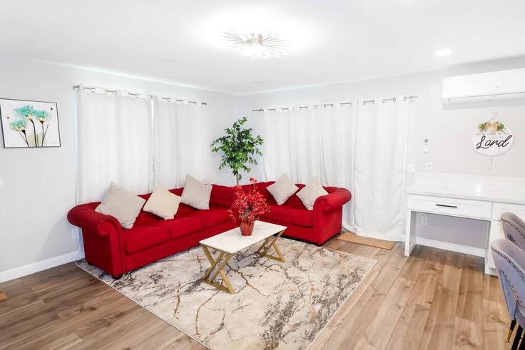 La Presa La PresaのBuilding Gillespie Drive - xlnc-llc - 1471806のアパートメントにある、モダンな家具を備えたエレガントなデザインのリビングルーム La Presa La PresaのBuilding Gillespie Drive - xlnc-llc - 1471806のアパートメントにある、モダンな家具を備えたエレガントなデザインのリビングルーム