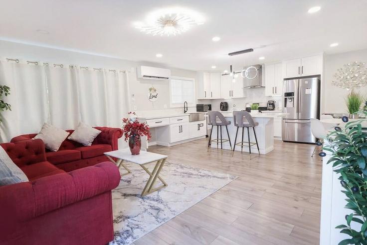 Building Gillespie Drive - xlnc-llc - 1471806 adresindeki bir dairede modern mobilyalarla zarif bir şekilde tasarlanmış oturma odası La Presa, La Presa Building Gillespie Drive - xlnc-llc - 1471806 adresindeki bir dairede modern mobilyalarla zarif bir şekilde tasarlanmış oturma odası La Presa, La Presa