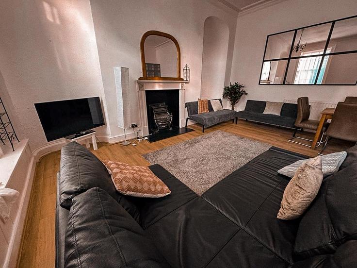 Elegante sala de estar con mobiliario moderno en un apartamento en Building 4 High Street - xscape-staycations-limited - 1471937 en East Suffolk, Lowestoft