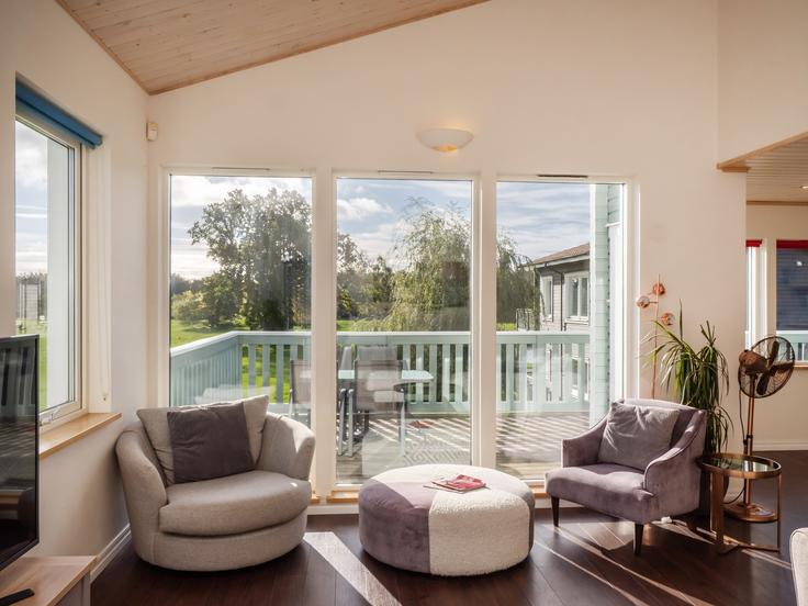 Sala de estar elegantemente projetada com móveis modernos em um apartamento no Building Fairway Lakes Village - xscape-staycations-limited - 1471936 em Great Yarmouth District, Great Yarmouth Sala de estar elegantemente projetada com móveis modernos em um apartamento no Building Fairway Lakes Village - xscape-staycations-limited - 1471936 em Great Yarmouth District, Great Yarmouth