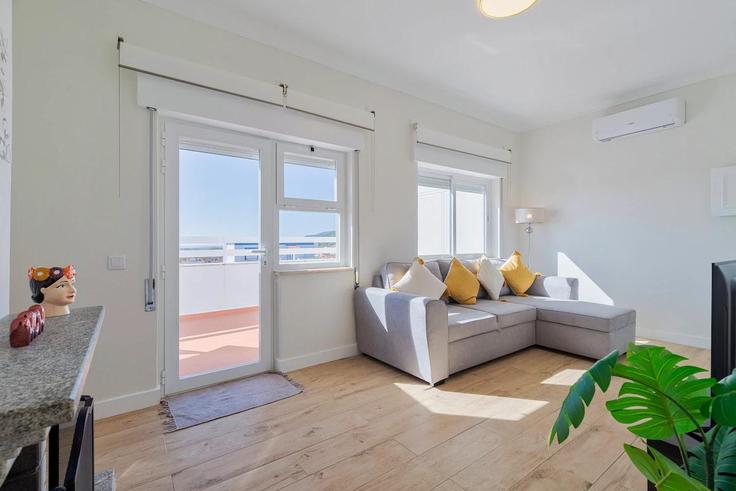 Salle de séjour élégante avec mobilier moderne dans un appartement à Building Rua Frei Agostinho da Cruz - y-concept-apartments - 1472425 à Setubal (São Julião, Nossa Senhora da Anunciada e Santa Maria da Graça), Setúbal