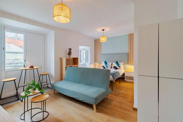 Salle de séjour élégante avec mobilier moderne dans un appartement à Building Rua Marques de Costa - y-concept-apartments - 1388753 à Setubal (São Julião, Nossa Senhora da Anunciada e Santa Maria da Graça), Setúbal