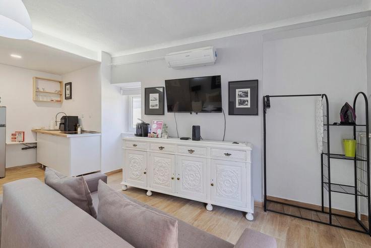 Setúbal Setubal (São Julião, Nossa Senhora da Anunciada e Santa Maria da Graça)のBuilding Rua das Oliveiras - y-concept-apartments - 1373104のアパートメントにある、モダンな家具を備えたエレガントなデザインのリビングルーム