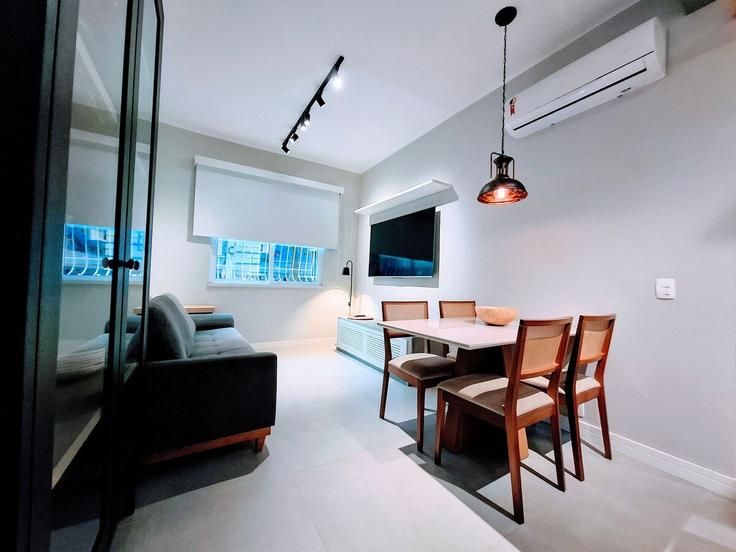 Leblon, Rio de Janeiro에 위치한 Building Rua Leôncio Corrêa - yes-temporada - 1295524 - RIO 아파트의 세련된 인테리어가 돋보이는 거실