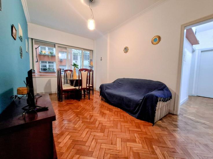 Salle de séjour élégante avec mobilier moderne dans un appartement à Building Avenida Atlântica - yes-temporada - 1374311 à Copacabana, Rio de Janeiro