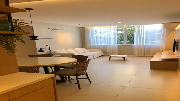 Elegant gestaltetes Wohnzimmer mit moderner Einrichtung in einer Wohnung im Building Rua Barão da Torre - yes-temporada - 1318198 in Ipanema, Rio de Janeiro Elegant gestaltetes Wohnzimmer mit moderner Einrichtung in einer Wohnung im Building Rua Barão da Torre - yes-temporada - 1318198 in Ipanema, Rio de Janeiro