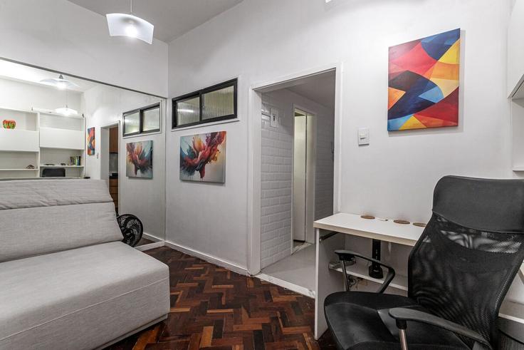 Sala de estar elegantemente projetada com móveis modernos em um apartamento no Building Rua Figueiredo de Magalhães - yes-temporada - 1323772 em Copacabana, Rio de Janeiro