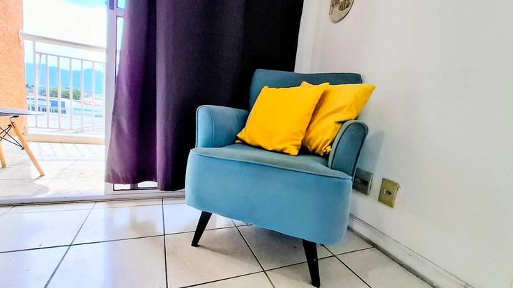 Elegante sala de estar con mobiliario moderno en un apartamento en Building Avenida Tenente Coronel Muniz de Aragão - yes-temporada - 1364258 en Gardênia Azul, Rio de Janeiro Elegante sala de estar con mobiliario moderno en un apartamento en Building Avenida Tenente Coronel Muniz de Aragão - yes-temporada - 1364258 en Gardênia Azul, Rio de Janeiro