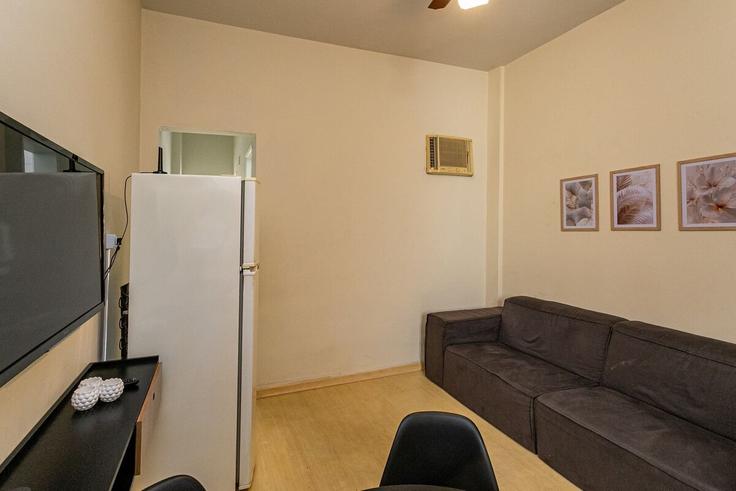 Elegant gestaltetes Wohnzimmer mit moderner Einrichtung in einer Wohnung im Building Rua Ronald de Carvalho - yes-temporada - 1347700 in Copacabana, Rio de Janeiro Elegant gestaltetes Wohnzimmer mit moderner Einrichtung in einer Wohnung im Building Rua Ronald de Carvalho - yes-temporada - 1347700 in Copacabana, Rio de Janeiro