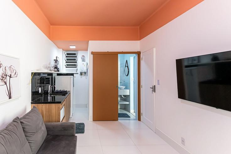 Salle de séjour élégante avec mobilier moderne dans un appartement à Building Rua Constante Ramos - yes-temporada - 1253340 - RIO à Copacabana, Rio de Janeiro Salle de séjour élégante avec mobilier moderne dans un appartement à Building Rua Constante Ramos - yes-temporada - 1253340 - RIO à Copacabana, Rio de Janeiro