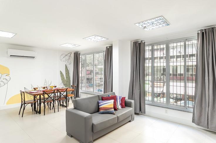Elegante sala de estar con mobiliario moderno en un apartamento en Building Rua Dias da Rocha - yes-temporada - 1253334 - RIO en Copacabana, Rio de Janeiro