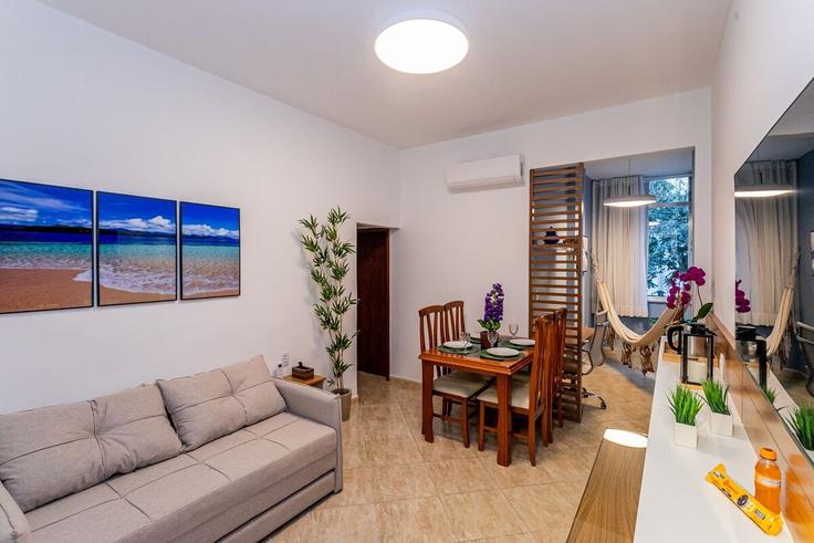 Sala de estar elegantemente projetada com móveis modernos em um apartamento no Building Rua Barata Ribeiro - yes-temporada - 1253329 - RIO em Copacabana, Rio de Janeiro