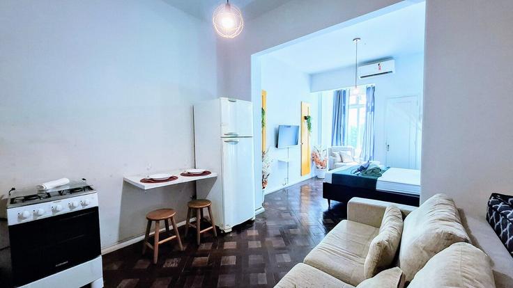 Sala de estar elegantemente projetada com móveis modernos em um apartamento no Building Rua Leopoldo Miguez - yes-temporada - 1490057 em Copacabana, Rio de Janeiro Sala de estar elegantemente projetada com móveis modernos em um apartamento no Building Rua Leopoldo Miguez - yes-temporada - 1490057 em Copacabana, Rio de Janeiro
