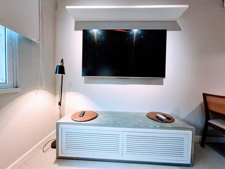 Sala de estar elegantemente projetada com móveis modernos em um apartamento no Building Rua Leôncio Corrêa - yes-temporada - 1295524 - RIO em Leblon, Rio de Janeiro