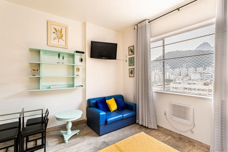 Sala de estar elegantemente projetada com móveis modernos em um apartamento no Building Rua Santa Clara - yes-temporada - 1346808 em Copacabana, Rio de Janeiro