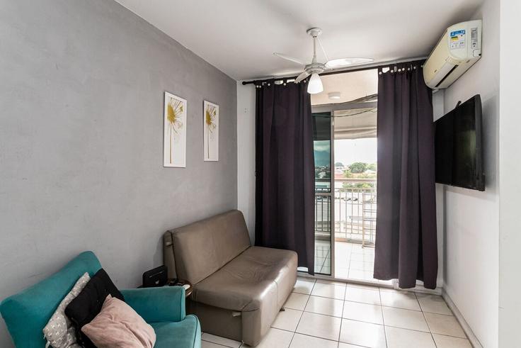 Salle de séjour élégante avec mobilier moderne dans un appartement à Building Avenida Tenente Coronel Muniz de Aragão - yes-temporada - 1364258 à Gardênia Azul, Rio de Janeiro