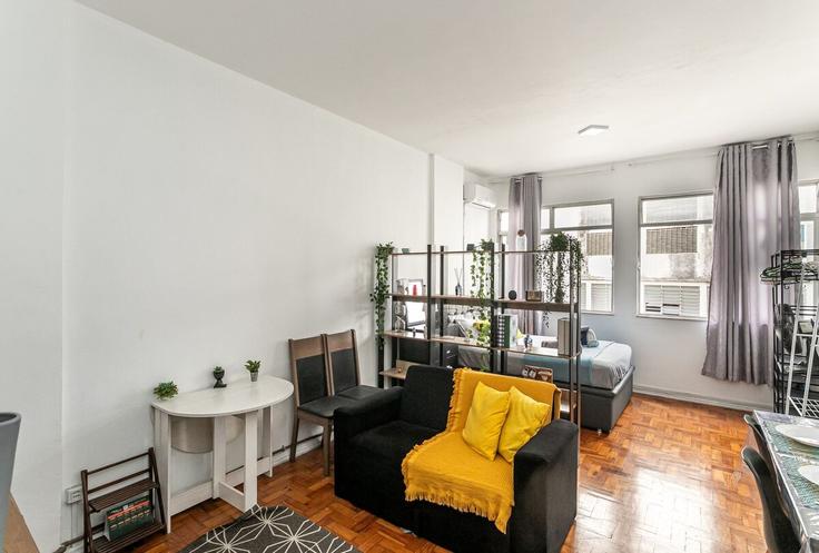 Elegant gestaltetes Wohnzimmer mit moderner Einrichtung in einer Wohnung im Building Avenida Dom Hélder Câmara - yes-temporada - 1366445 in Jacarezinho, Rio de Janeiro Elegant gestaltetes Wohnzimmer mit moderner Einrichtung in einer Wohnung im Building Avenida Dom Hélder Câmara - yes-temporada - 1366445 in Jacarezinho, Rio de Janeiro