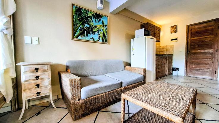 Elegante sala de estar con mobiliario moderno en un apartamento en Building Rua Sérgio Porto - yes-temporada - 1383661 en Gávea, Rio de Janeiro