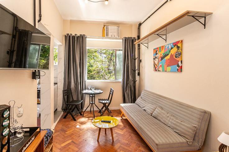 Salle de séjour élégante avec mobilier moderne dans un appartement à Building Rua Benjamin Constant - yes-temporada - 1490054 à Glória, Rio de Janeiro